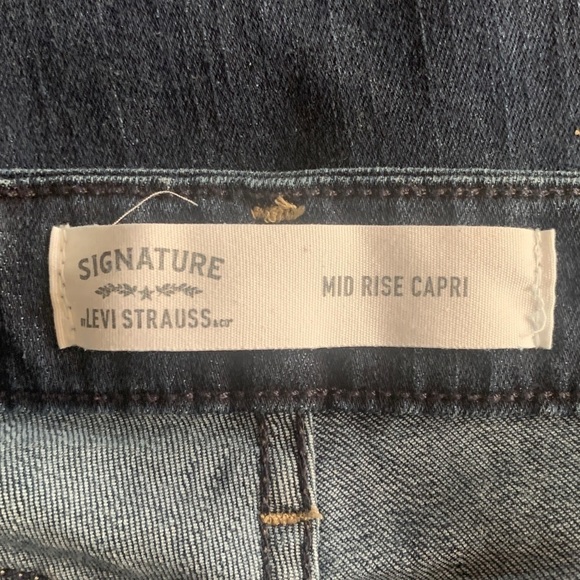 Levi's Mid Rise Capri Jeans Size 6 Dark Wash - Picture 8 of 8